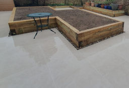 Porcelain patio with raised bed