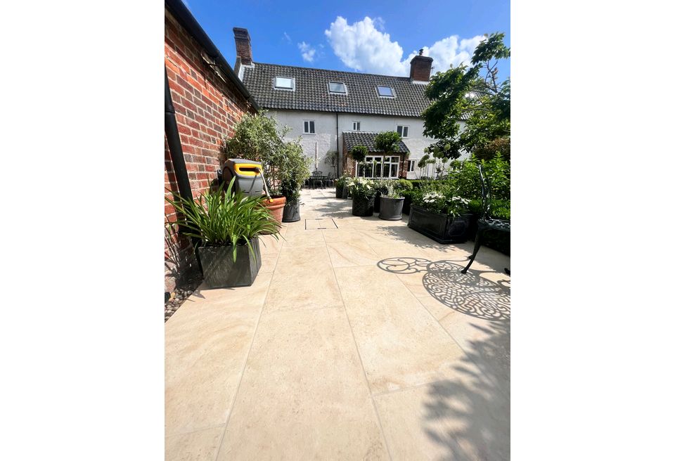 Courtyard garden - Wymondham - Courtyard Garden Wymondham - Inset Manhole Cover
